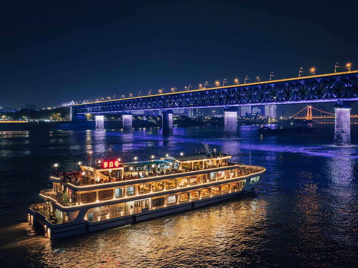 “江汉揽胜”主题游线启航 邀客沉浸式观览两江四岸光影画卷