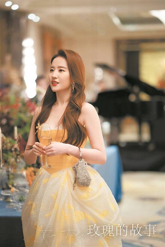 羊城晚报-《玫瑰的故事》靠刘亦菲扛剧 亦舒版“大女主”有点水土不服