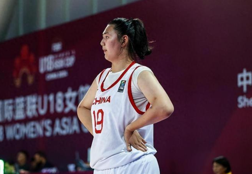 下一个张子宇？14岁少女轻松扣篮 从排球转型身高已超2米2