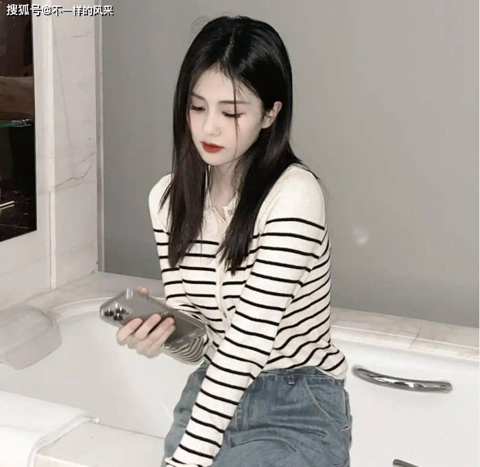 白鹿越来越有女人味了,麻袋牛仔裤搭配白色紧身卫衣分外清靓!