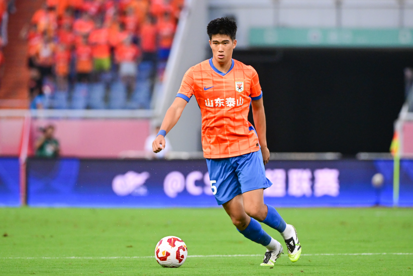 山东泰山足球俱乐部与彭啸完成续约