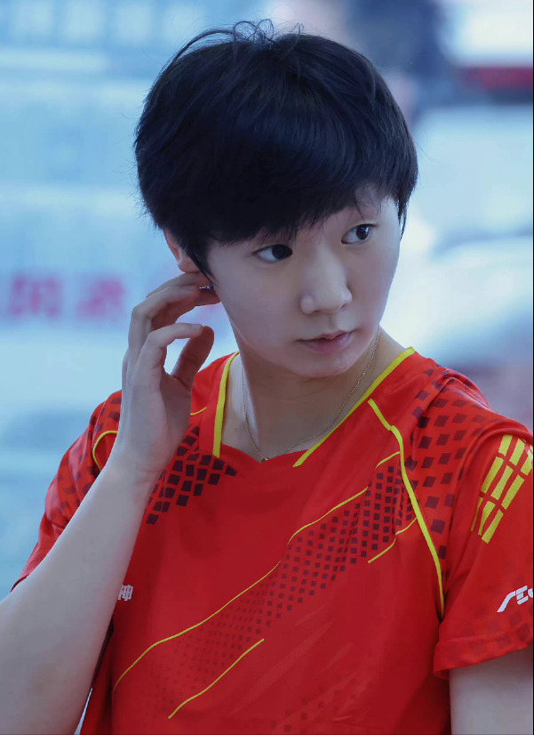 王曼昱儿时的照片你见过吗？清秀可爱！手里球拍快跟脑袋一样大了