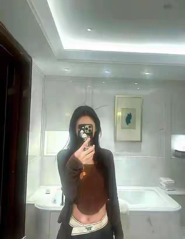 张碧晨厕所自拍，35岁小腹平坦，网友：这谁顶的住？