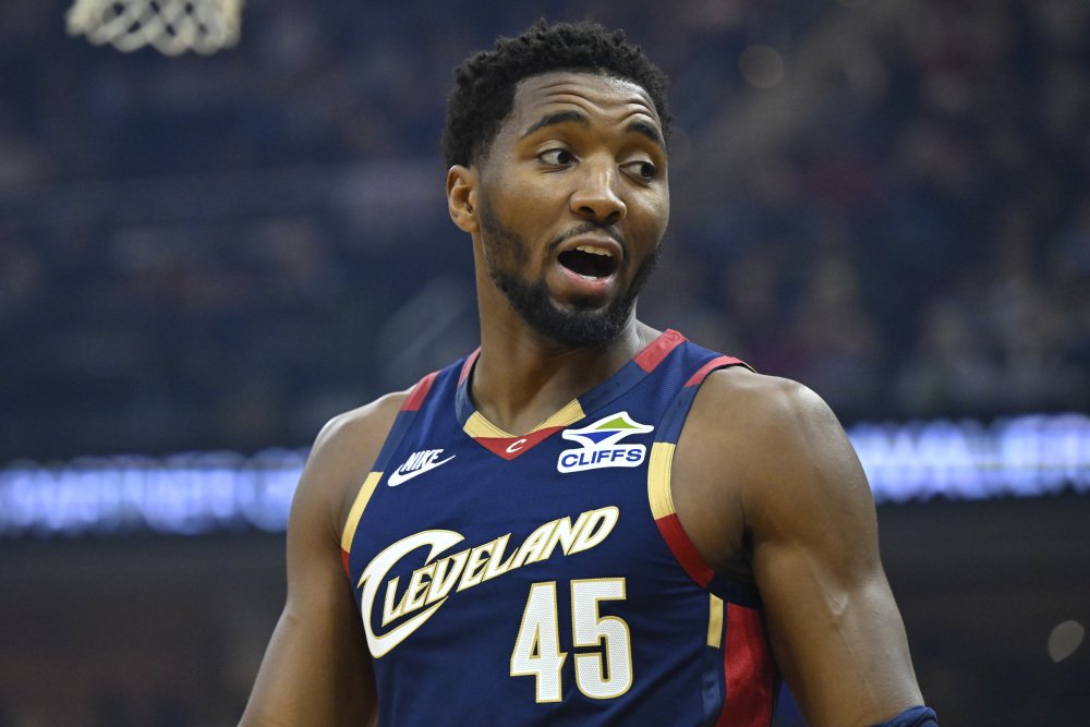 米切尔生涯三分命中数破1800，历史上第32位做到