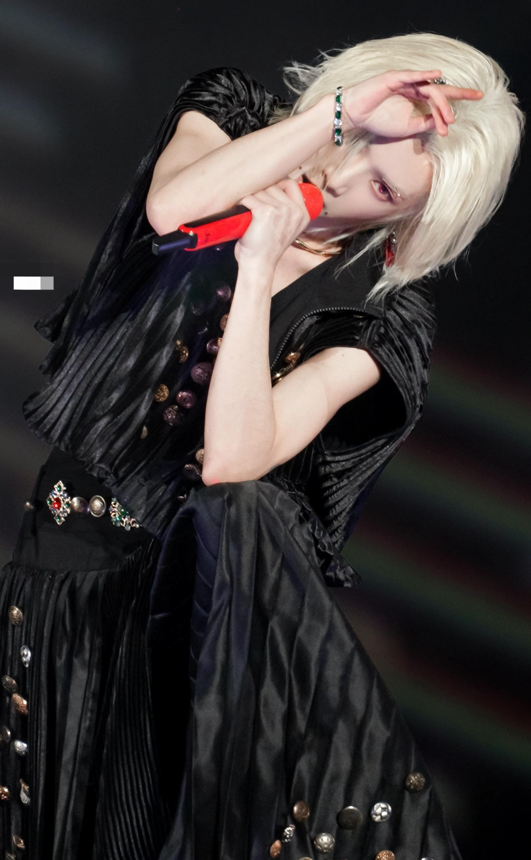 华晨宇深圳演唱会,银发黑衣,如暗夜使者,醉情演绎,沉浸自我