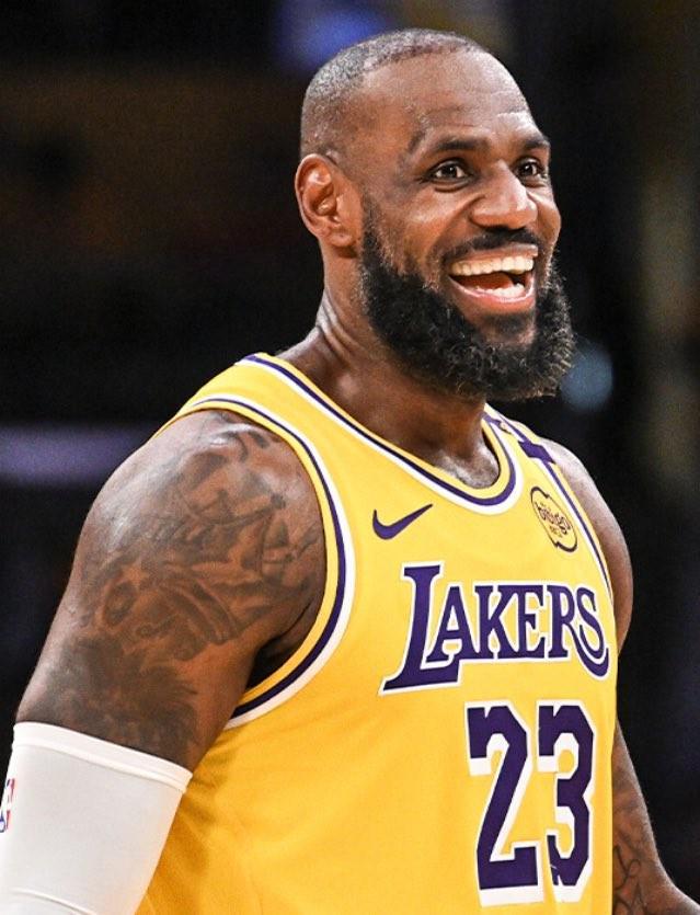 詹姆斯赛季盘点:常规赛出场数升历史第2,总得分破42000分大关