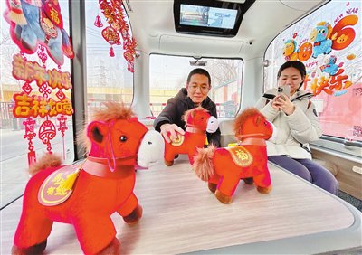 智能驾驶公交周岁换装“新春皮肤”