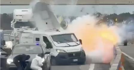 意大利高速发生武装劫案，劫匪假扮警察炸毁运钞车