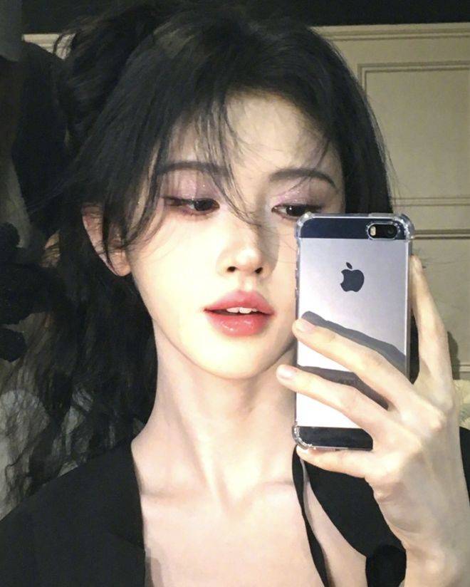 鞠婧祎关联新角色苏绿夏,疑为新剧《万花世界》正式预热