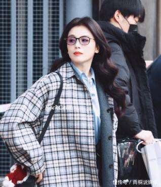 刘涛连春晚路透都是妈咪级别,成熟魅力诠释优雅永不过时