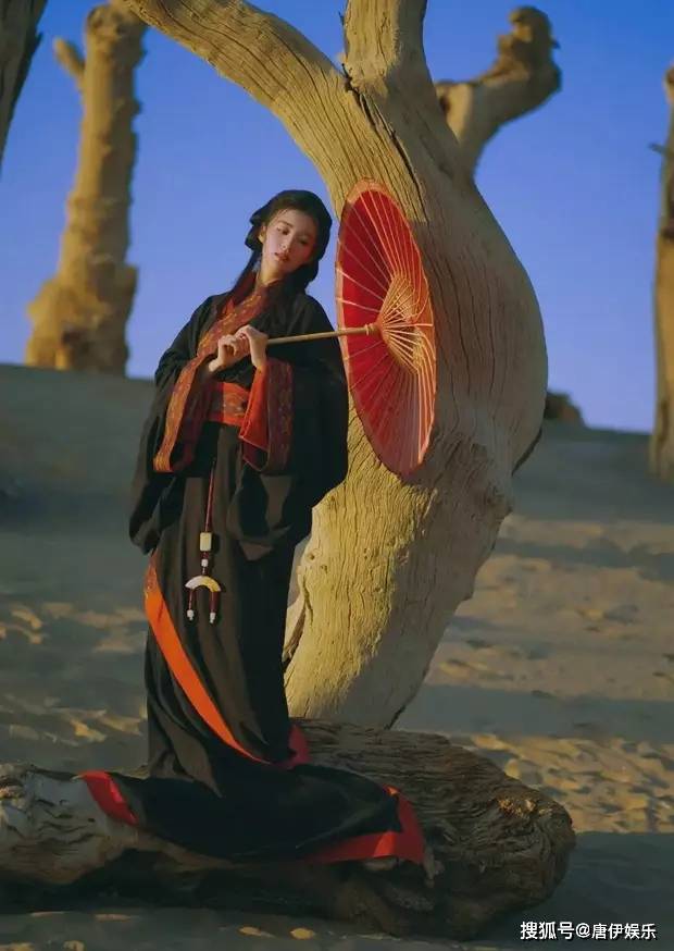 王楚然惊艳释出古风美图，战国袍袂飘飘，油纸伞下尽显佳人本色_照片_韵味_多面性