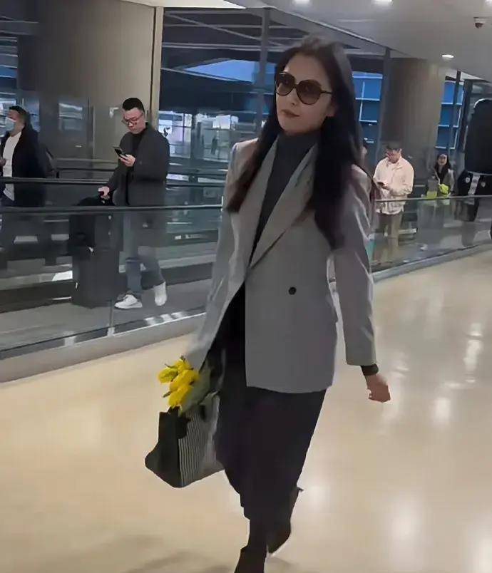 刘涛机场穿搭低调高级,黑灰色老钱风搭爱马仕让人眼前一亮
