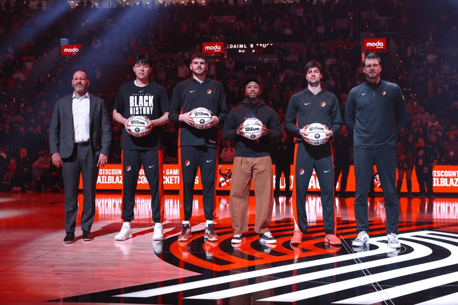 开拓者赛前为入选全明星周末球员举办仪式，杨瀚森出镜