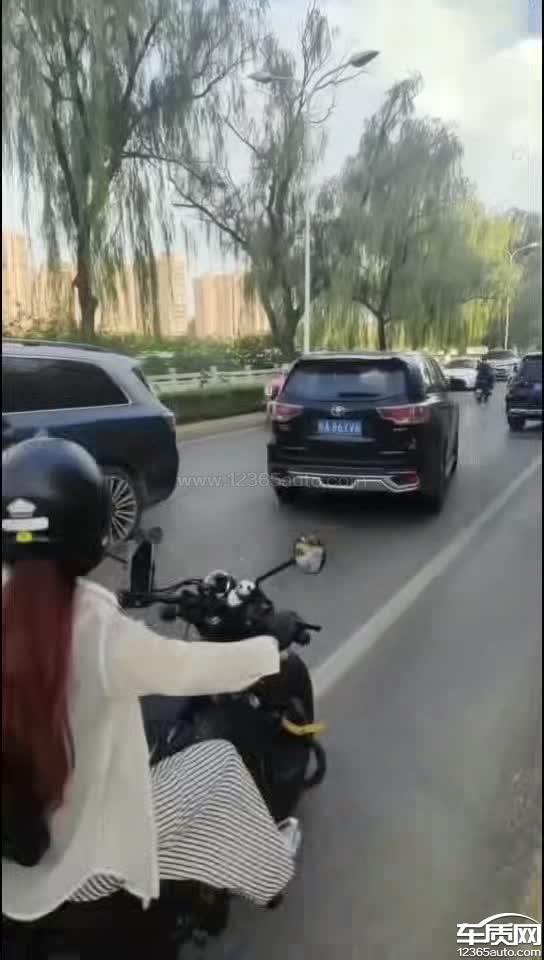 鸿蒙智行问界M9对向车擦撞 前轴断裂