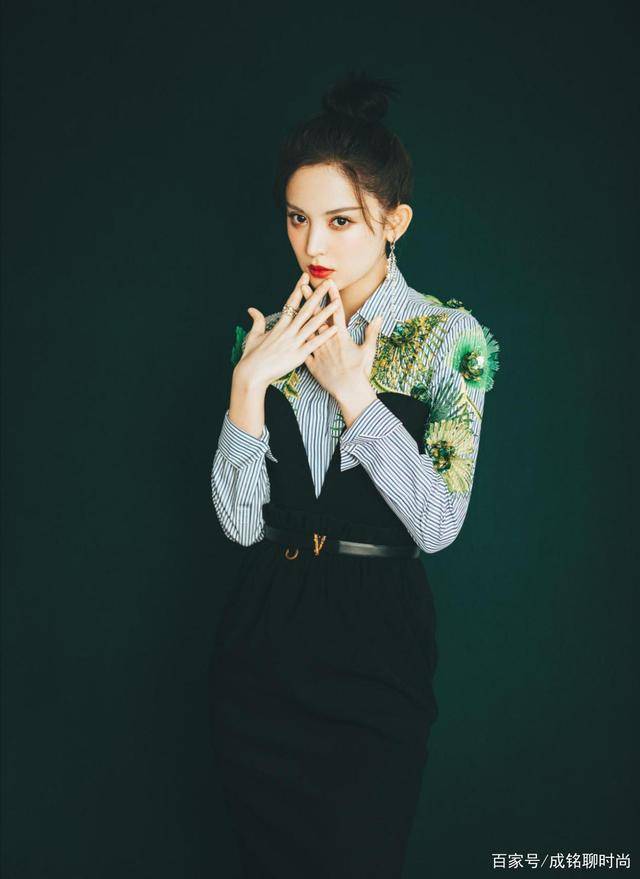 娜扎美出新高度!刺绣衬衫叠穿连衣裙精致高级,再现优雅女神气质