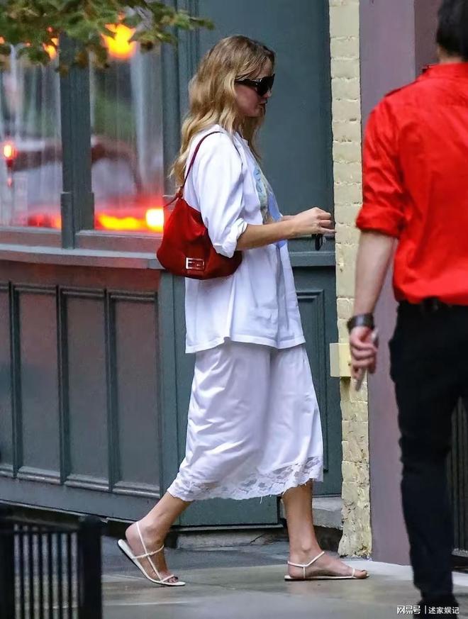詹妮弗·劳伦斯出街造型吸睛 白裙配红包慵懒又酷飒蕾丝墨镜吊带穿搭时尚元素珍妮佛·劳伦斯_订阅