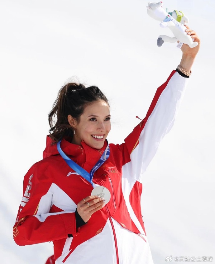 谷爱凌摘银后发文:在关键时刻拿出了最佳表现,感觉自己又在滑雪上取得了进步,比昨天更好是最有成就感的部分,既开心又骄傲