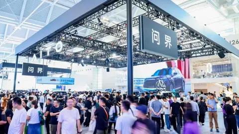 20万级智能SUV首选 问界新M5 Ultra亮相天津车展