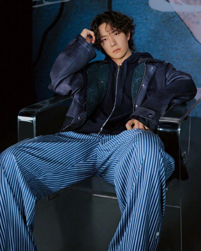 王一博的新春松弛：LOEWE 的质感里，揉进《小马过河》的童年温馨|王一博|穿搭|童年|童话|罗意威