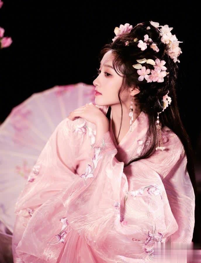 关晓彤国风造型美出圈，身材颜值在线，时尚蜕变太惊艳! - 360娱乐