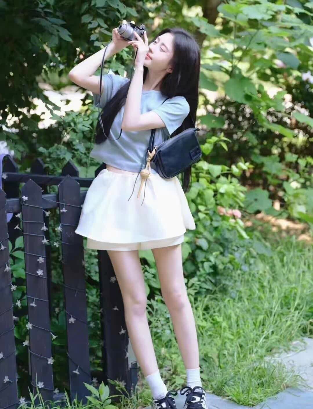 鞠婧祎,一袭芭蕾风蓬蓬蝴蝶结裤裙搭配蓝色短袖,可爱又清纯。