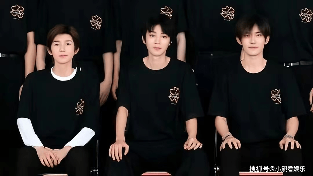 原创 时代峰峻晒全家福，王俊凯稳坐C位，网友：公司太懂人情世故了