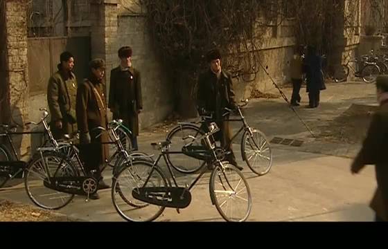 血色浪漫：四九城顽主岂能受辱？小混蛋持刀威胁黎援朝，小弟秒护！