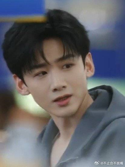 好久没见白敬亭了 他咋这么帅了