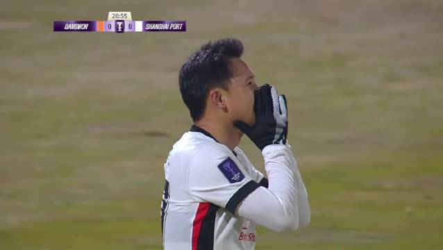 亚冠江原FC对阵上海海港，安永佳助攻冯劲射门偏出