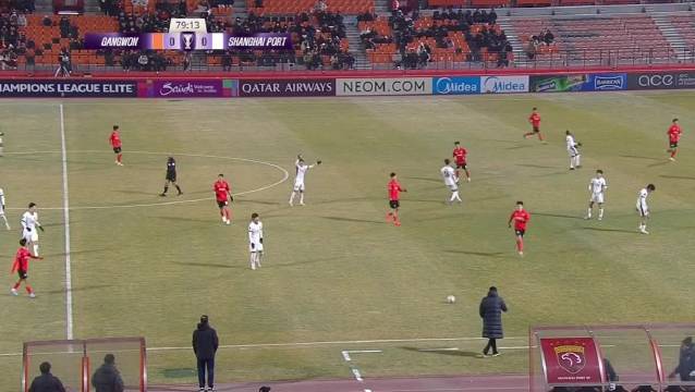 维塔尔传球失误引不满，孟敬朝未接球致失球