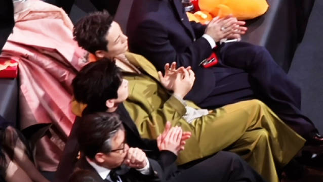 微博之夜内场直拍，在台下转戒指