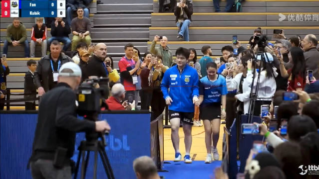 今天又是羡慕小女孩的一天@樊振东 登场 比赛马上开始 加油