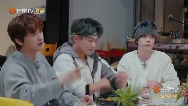 远渊你这是什么亖动静啊 ，和猫猫一起随地大小演吓到俺们李导了捏快乐老友记