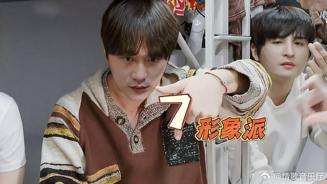 比数字这不是全国统一的吗？0713男团比个7都有三个样！