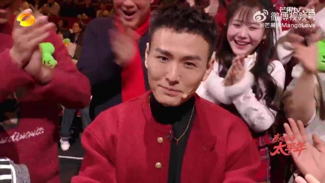 周深启德演唱会穿帮引热议，邓男子魔术成焦点