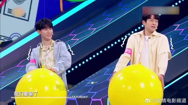 张真源太幸运了，别人的气球都炸了，只有他逃过一劫