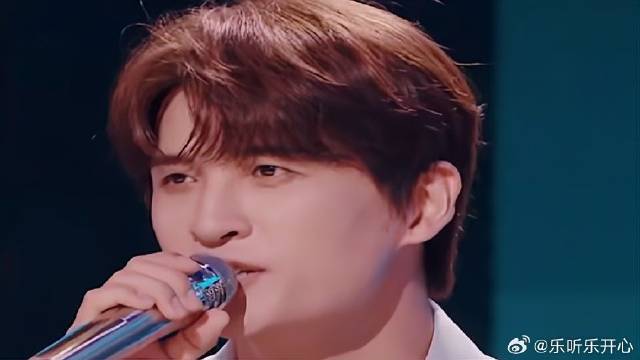 张远现场打歌，没想到最后竟然破音，搞得人们哄堂大笑