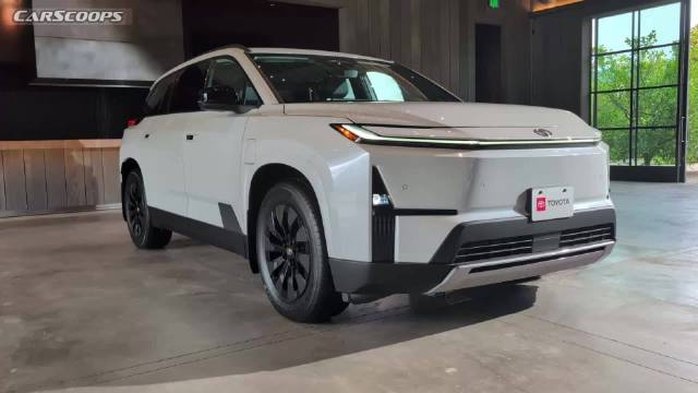 丰田新一代汉兰达实拍曝光，2-3-2七座布局、超大天窗吸睛