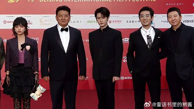 檀健次红毯造型“封神”，携作品《震耳欲聋》亮相，粉丝尖叫声震耳欲聋