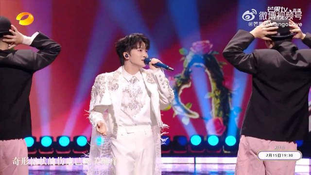 周深湖南卫视小年夜献唱《爱丽丝卿》，低音处理获赞