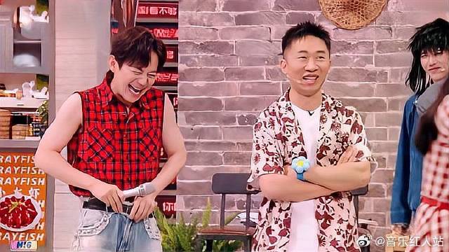 闫妮游戏随地大小“醺”，何炅模仿调侃，笑翻全场！