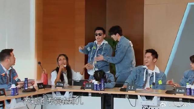 郑恺看到蔡徐坤现场打歌 下秒直接宣传自己的电影，绝了！