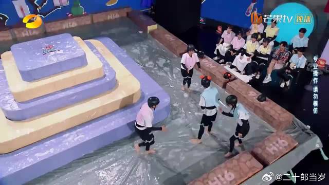 孟子义张真源被堵角落，严浩翔场外指导，再次被堵