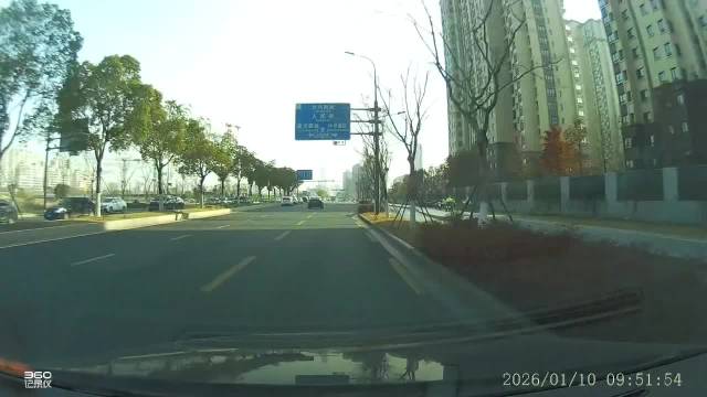 行人横穿马路致特斯拉损毁引责任争议