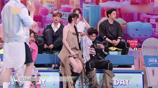 虞书欣答题，何炅行动暗示答案，丁禹兮却偷摸吃醋