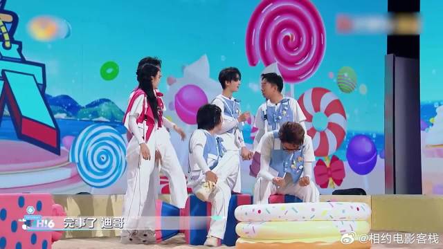 丁程鑫没来得及跑，龚俊直接一把抓住小丁，杨迪直接看懵