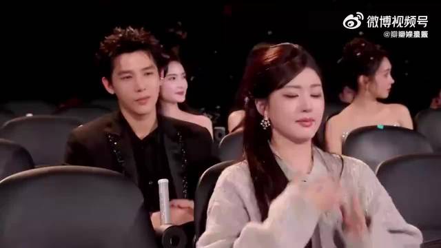 赵露思忘脱毛衣，思考1秒后决定不脱了，主持人：不影响你好看！