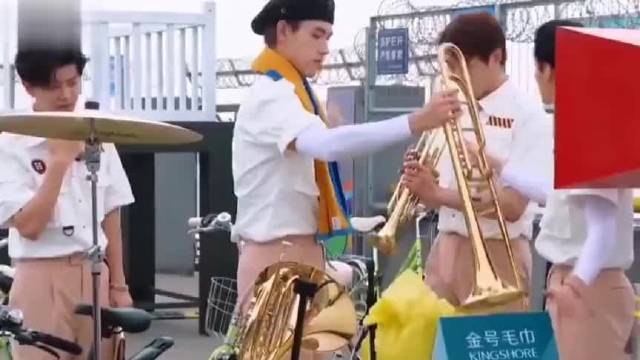 王嘉尔教魏大勋吹喇叭，跟放屁一样就行