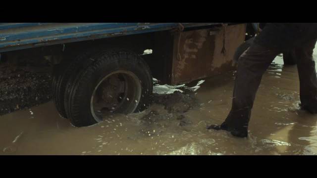 巡山队合力推车脱困邵云飞记录温暖瞬间