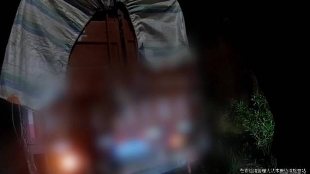 搬家货车暗藏20箱烟花爆竹被查